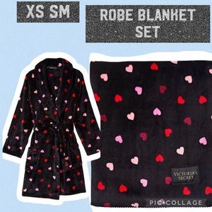 Vs Sherpa blanket black with hearts Vs cozy short robe black